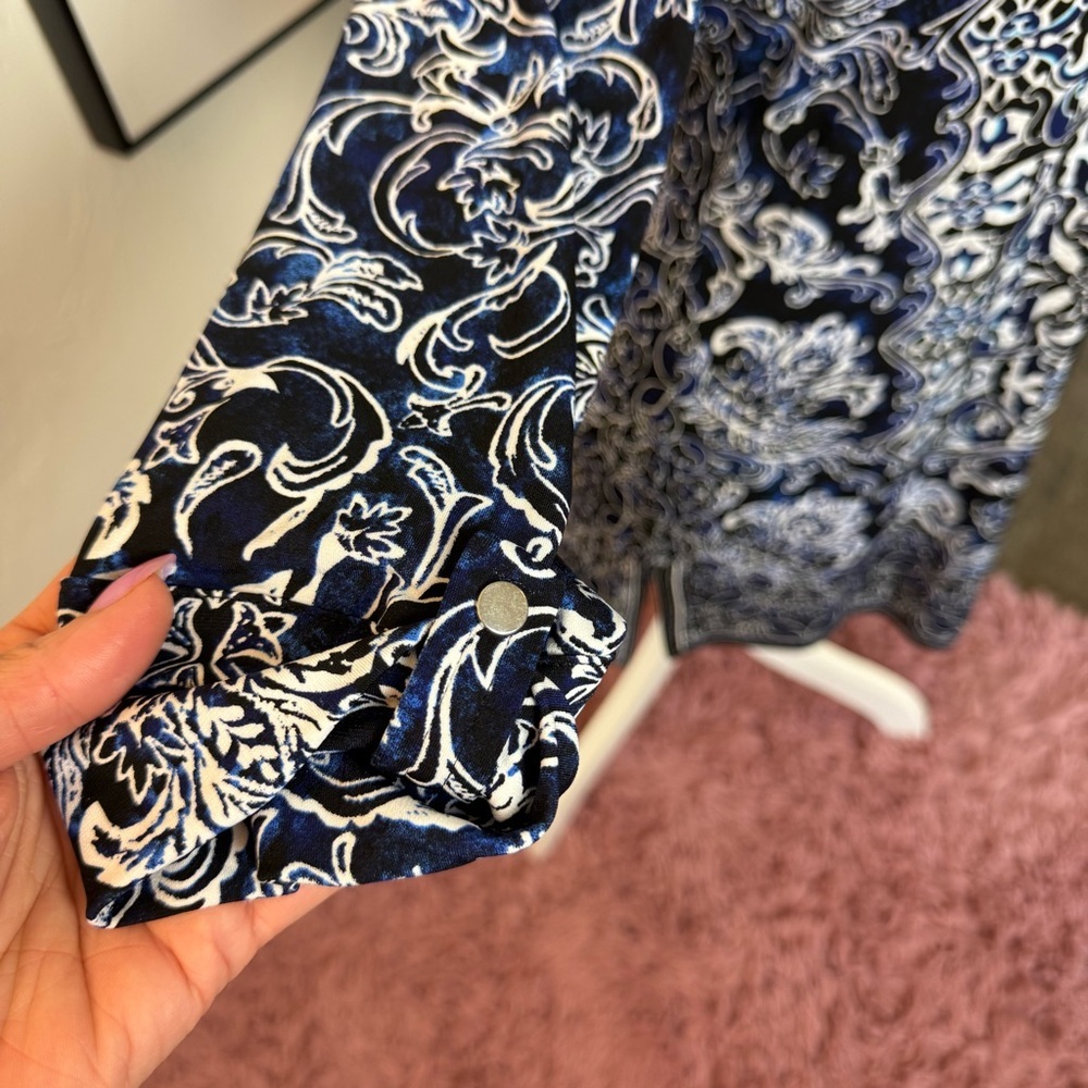 White House Black Market Blue/White Printed Blouse – Size XS - Picture 4 of 8